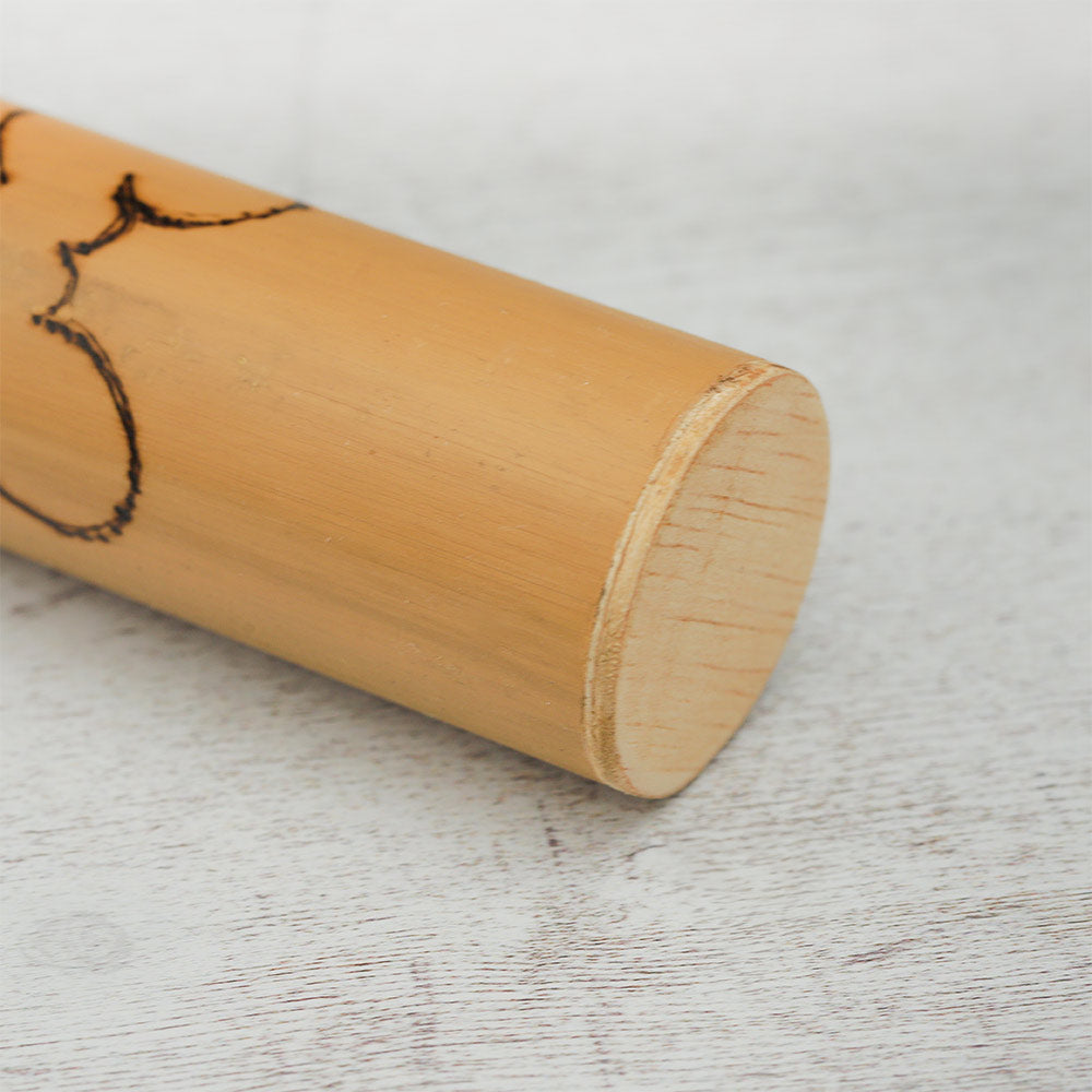 Close-up of the end of the Bamboo Jati shaker, highlighting its smooth texture and natural bamboo design.