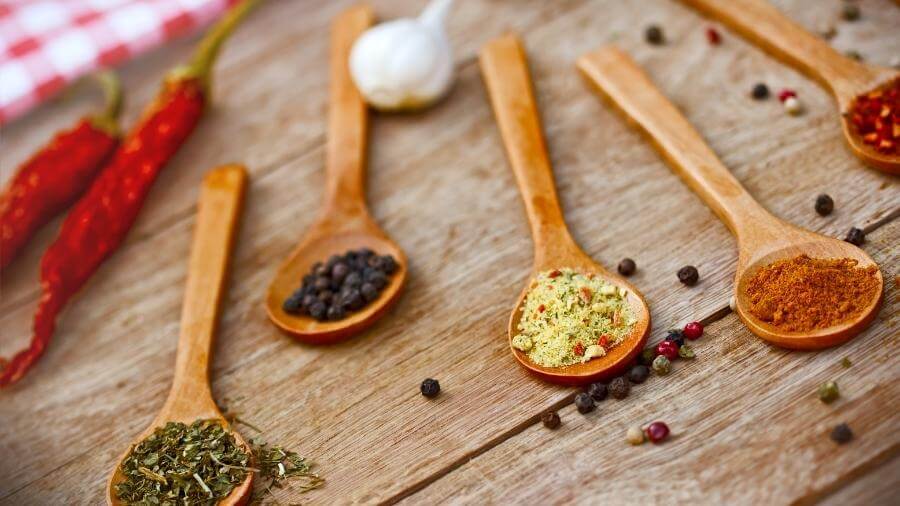 Popular spice blends on spoons