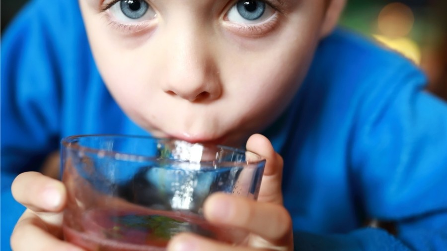 Should kids have a drink with their meal?