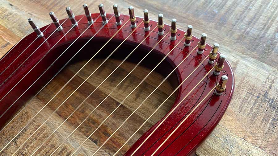 How to play the Lyre harp?