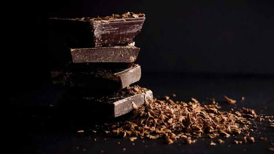 Dark chocolate square and finely grated chocolate